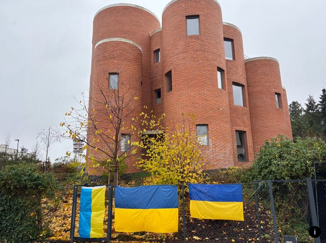 Будинок антиукраїнського спікера парламенту Чехії "атакували" прапорами України Будинок антиукраїнського спікера парламенту Чехії "атакували" прапорами України